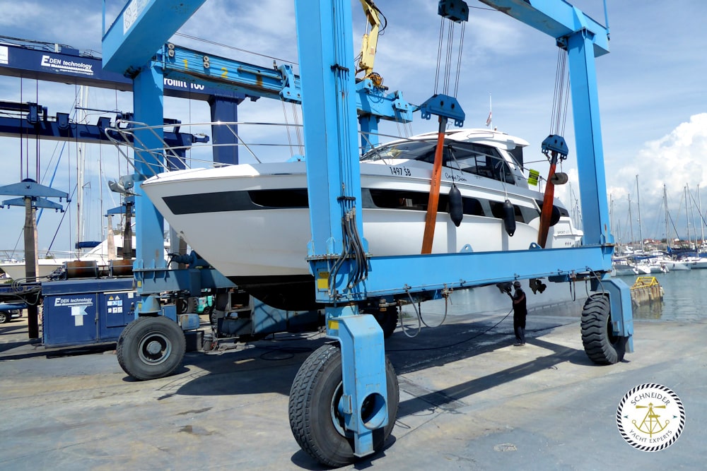 Yachtgutachten, Ankaufsgutachten für eine Motoryacht Bavaria 400 Sport in Kroatien